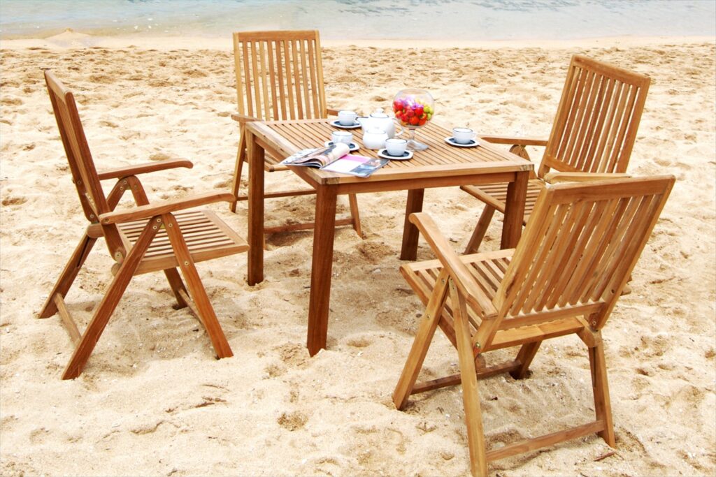 Collection Wooden Milton Reclainer Dining Set